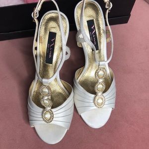 Nina New York Brand Macys ladies heels Ivory 7.5 luster heel